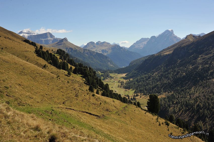 063 Val Duron - A sinistra il Gruppo del Sella a destra la Marmolada.JPG